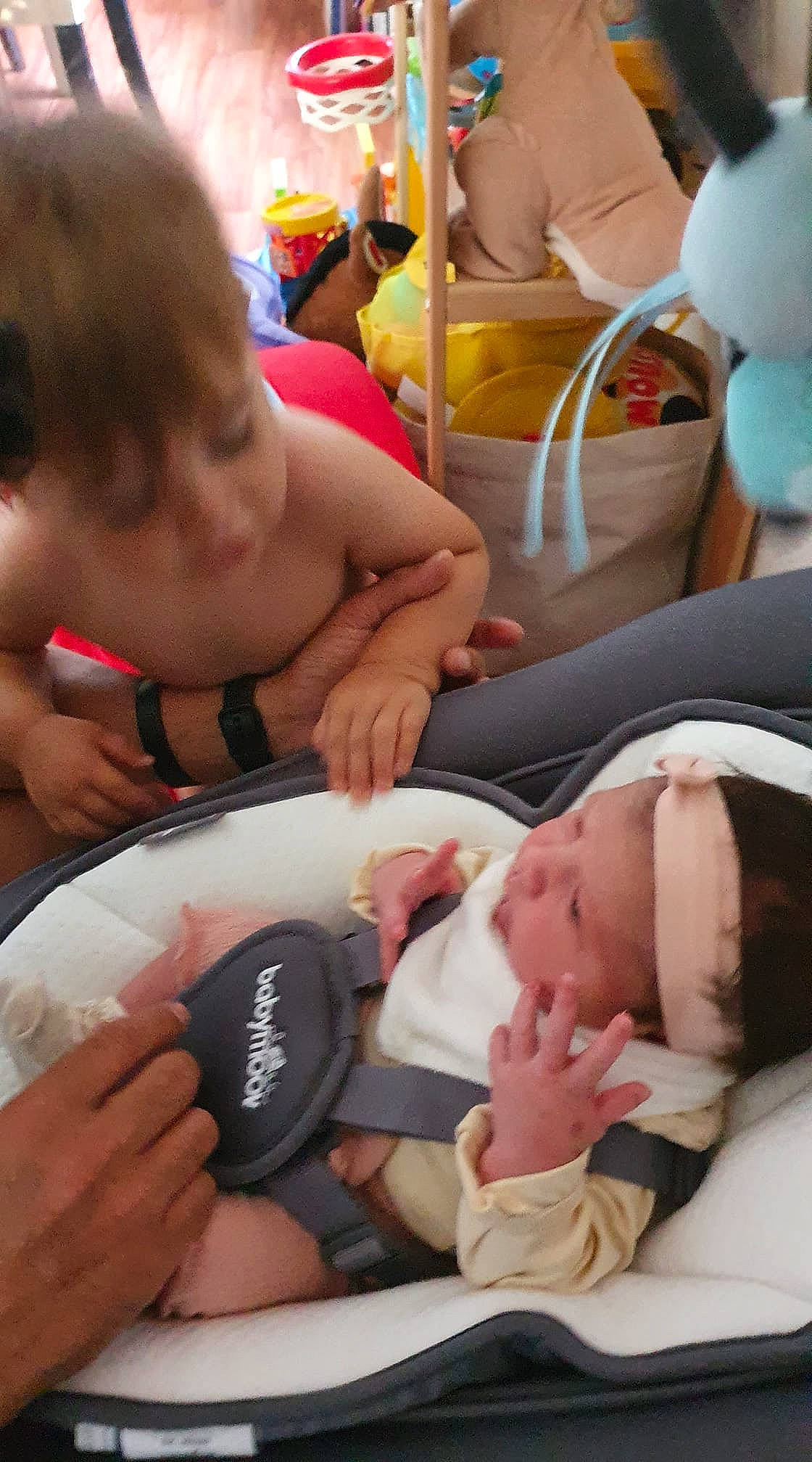 Abby participe au concours pour gagner de l'argent avec cette photo : baby, baby_products, balloon, carmine, child, comfort, event, finger, health_care, medical_equipment, medical_procedure, nail, patient, pediatrics, person, service, skin, thigh, thumb, toddler