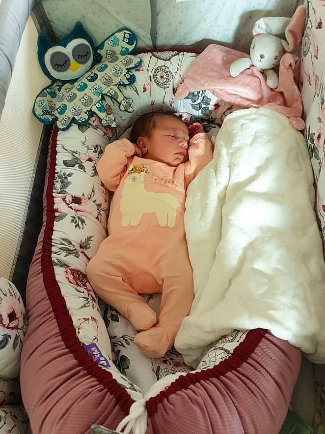 Abby a rejoint le concours — aidez-le/la à gagner de superbes lots ! baby, baby_products, baby_sleeping, baby_toddler_clothing, bed, bedding, bedtime, cheek, child, comfort, human_body, linens, nap, pattern, person, pink, room, sitting, skin, sleep