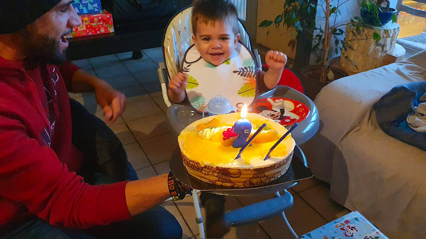 Eden a rejoint le concours — aidez-le/la à gagner de superbes lots ! baked_goods, birthday, birthday_cake, cake, cake_decorating, chair, cuisine, dessert, dish, food, fun, furniture, houseplant, joy, leisure, person, plate, sharing, smile, table