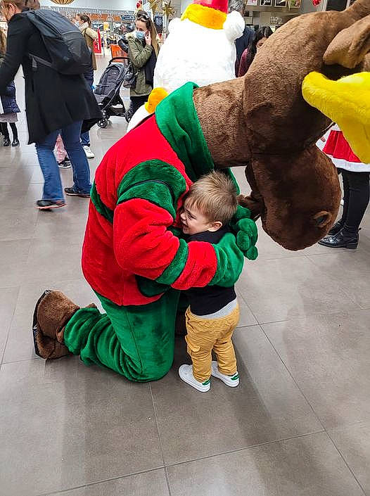 Eden a rejoint le concours — aidez-le/la à gagner de superbes lots ! bag, blurred, boot, child, event, footwear, fun, fur, hat, holiday, jacket, leg, leisure, luggage_and_bags, outerwear, people, person, shoe, sneakers, toddler