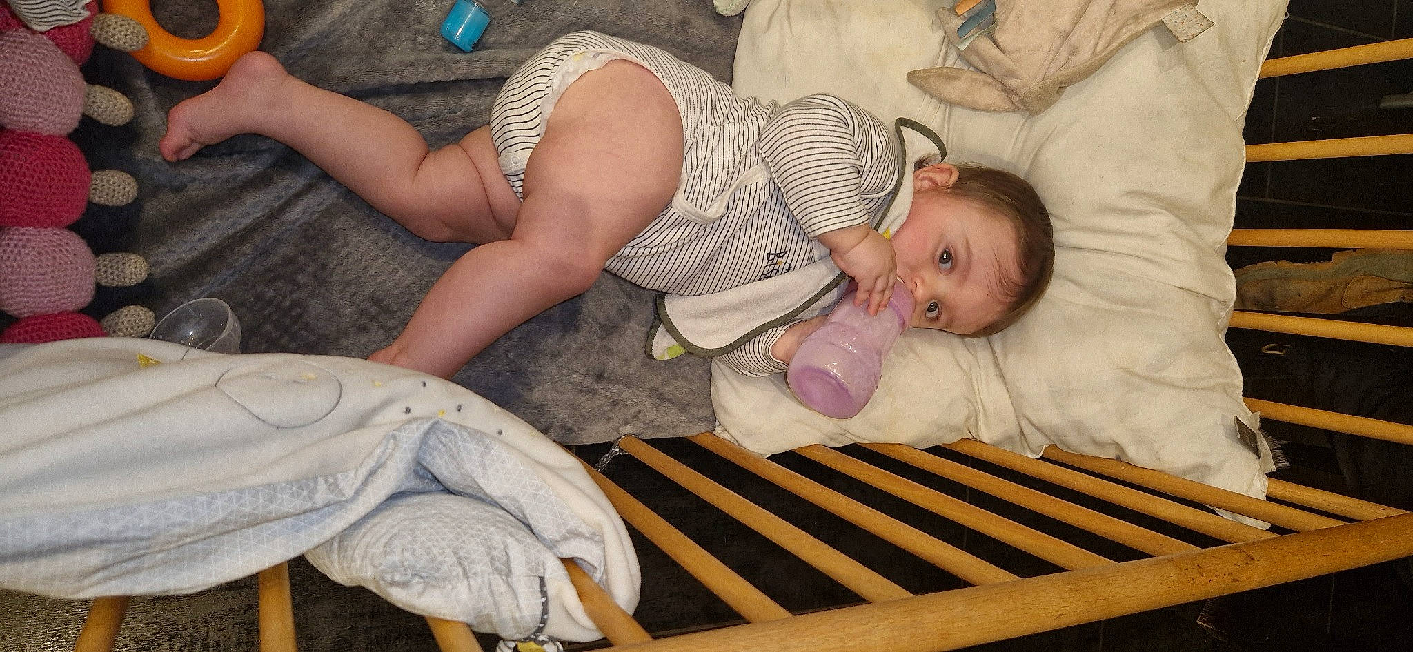 Néllya a rejoint le concours — aidez-le/la à gagner de superbes lots ! arm, baby, baby_toddler_clothing, child, comfort, flooring, foot, fun, hardwood, human_leg, pattern, person, room, sandal, sitting, smile, thigh, thumb, toddler, vacation