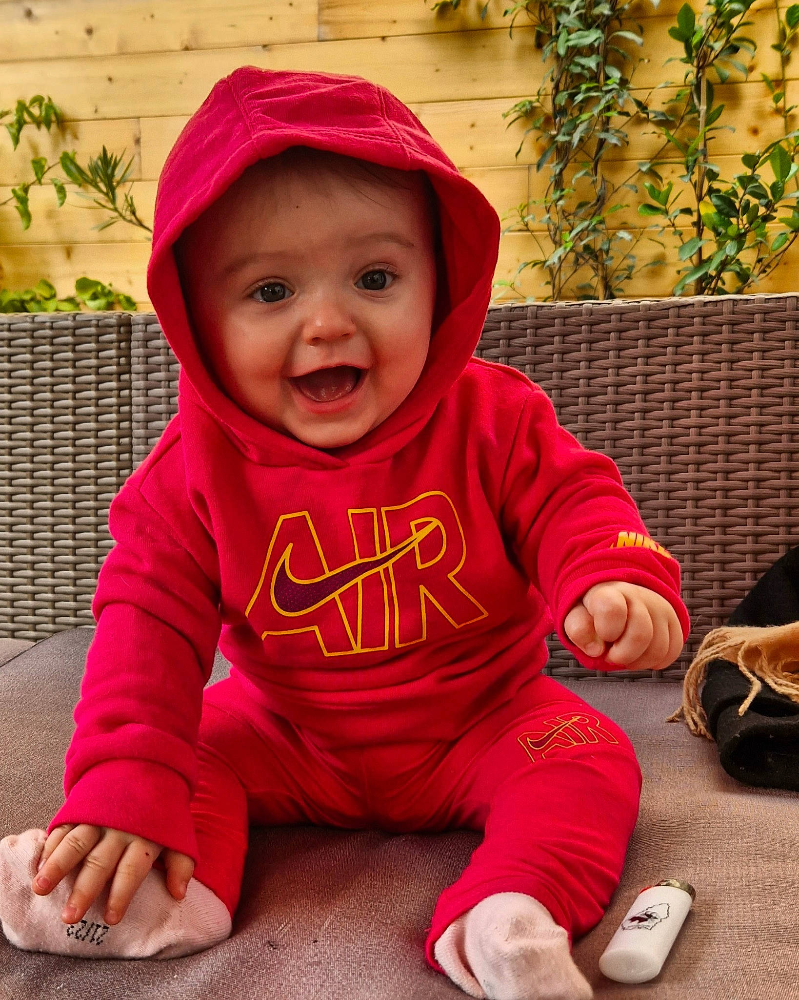 Néllya a rejoint le concours — aidez-le/la à gagner de superbes lots ! baby, baby_toddler_clothing, cap, child, cool, eye, face, flooring, grass, happy, headwear, luggage_and_bags, magenta, person, pink, plant, skin, sleeve, smile, t_shirt