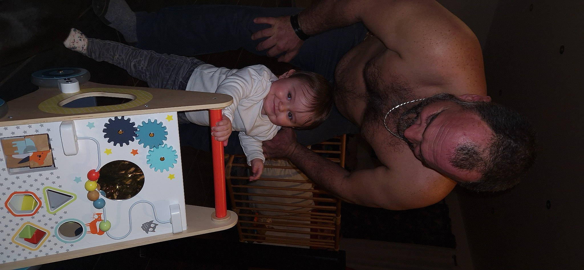 Néllya participe au concours pour gagner de l'argent avec cette photo : abdomen, baby, baby_products, barechested, black, chest, child, elbow, event, flash_photography, flesh, fun, gadget, joy, party, person, play, room, stomach, toddler