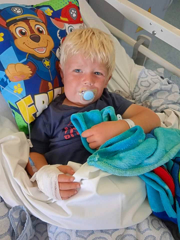 Malone participe au concours pour gagner de l'argent avec cette photo : baby, baby_carriage, baby_products, baby_toddler_clothing, chair, cheek, child, comfort, event, eye, happy, iris, lap, linens, person, play, room, sitting, stuffed_toy, t_shirt