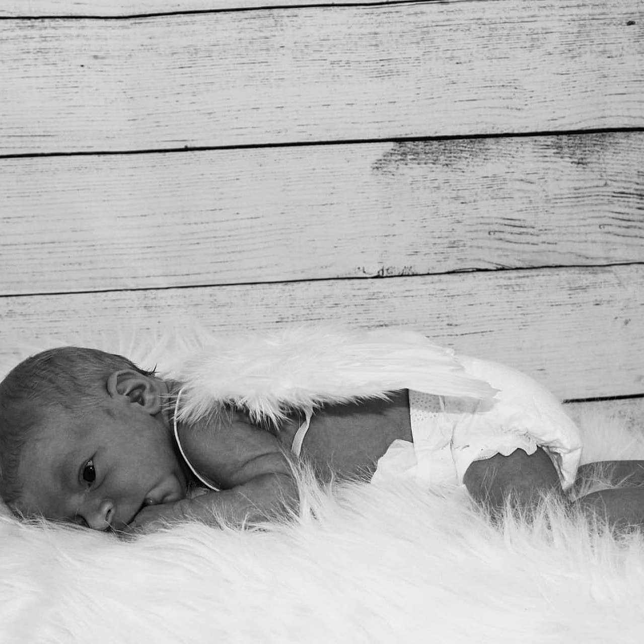Elio participe au concours pour gagner de l'argent avec cette photo : baby, bed, bedroom, blanket, bodypart, face, finger, furniture, hand, head, homedecor, indoors, newborn, person, photography, portrait, quilt, room, sleeping, wood