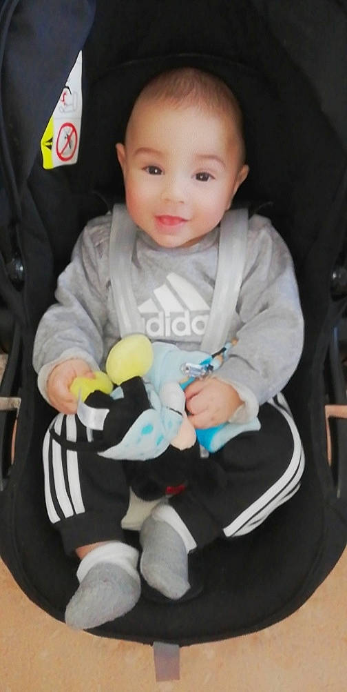 Yahya participe au concours pour gagner de l'argent avec cette photo : baby, baby_carriage, baby_toddler_clothing, cheek, child, eye, face, finger, hand, happy, head, human_body, outerwear, person, product, skin, sleeve, smile, sock, t_shirt