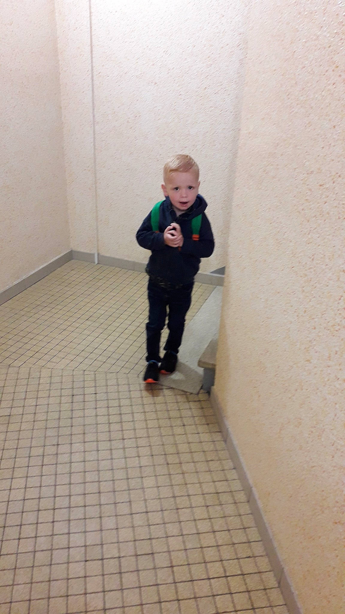 Mani a rejoint le concours — aidez-le/la à gagner de superbes lots ! child, cobblestone, composite_material, concrete, floor, flooring, hardwood, human_leg, jacket, knee, leg, outdoor_shoe, person, recreation, road_surface, sweatpant, toddler, wood