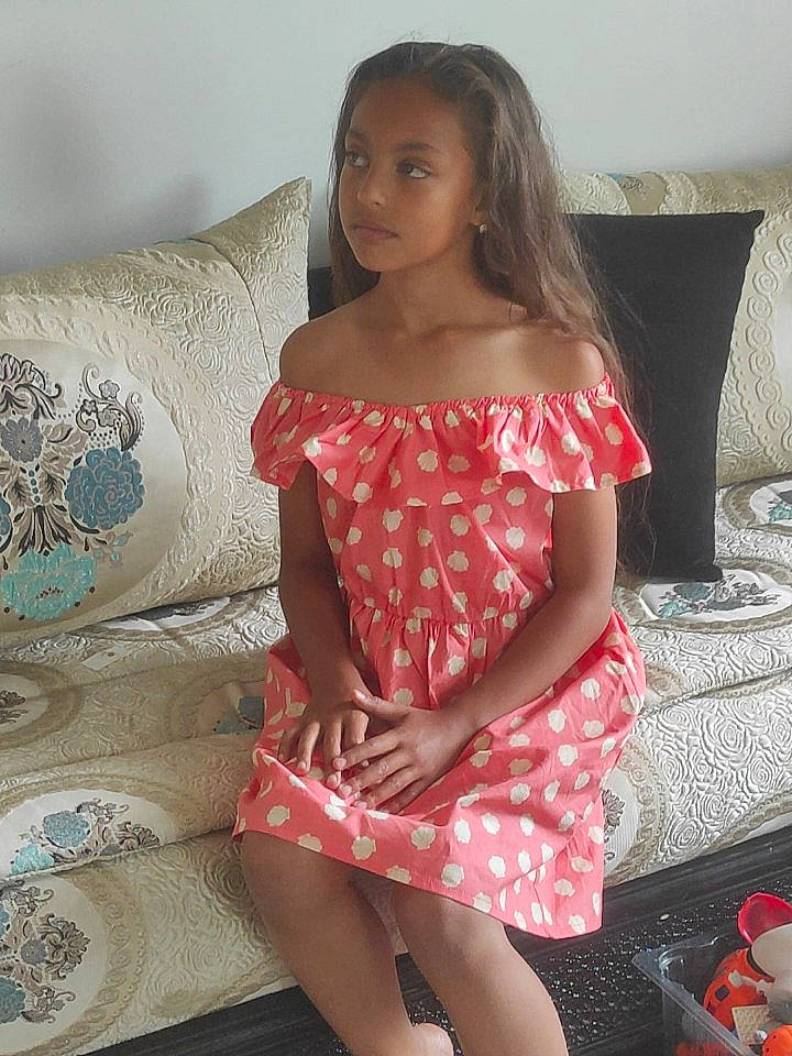 DoÛa participe au concours pour gagner de l'argent avec cette photo : abdomen, black_hair, day_dress, dress, embellishment, fashion_design, hair, human_body, human_leg, knee, long_hair, neck, one_piece_garment, pattern, person, pink, skin, sleeve, thigh, trunk