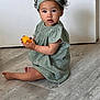 Ohaina participe au concours pour gagner de l'argent avec cette photo : child, toddler, indoor, floor, wooden_floor, green_dress, headband, curly_hair, yellow_block, sitting, barefoot, looking_at_camera, young_child, play, casual_clothing, cute, person, baby, flooring, expression