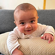 Maximiliano a rejoint le concours — aidez-le/la à gagner de superbes lots ! baby, infant, smile, face, couch, pillow, polka_dot, hand, indoor, mirror, expression, cute, child, person, white_clothing, skin, head, eyes, happy, home