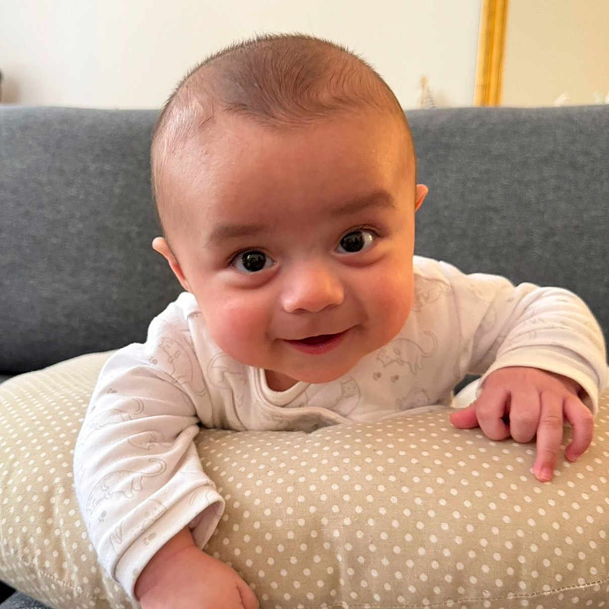 Maximiliano a rejoint le concours — aidez-le/la à gagner de superbes lots ! baby, child, couch, cute, expression, eyes, face, hand, happy, head, home, indoor, infant, mirror, person, pillow, polka_dot, skin, smile, white_clothing