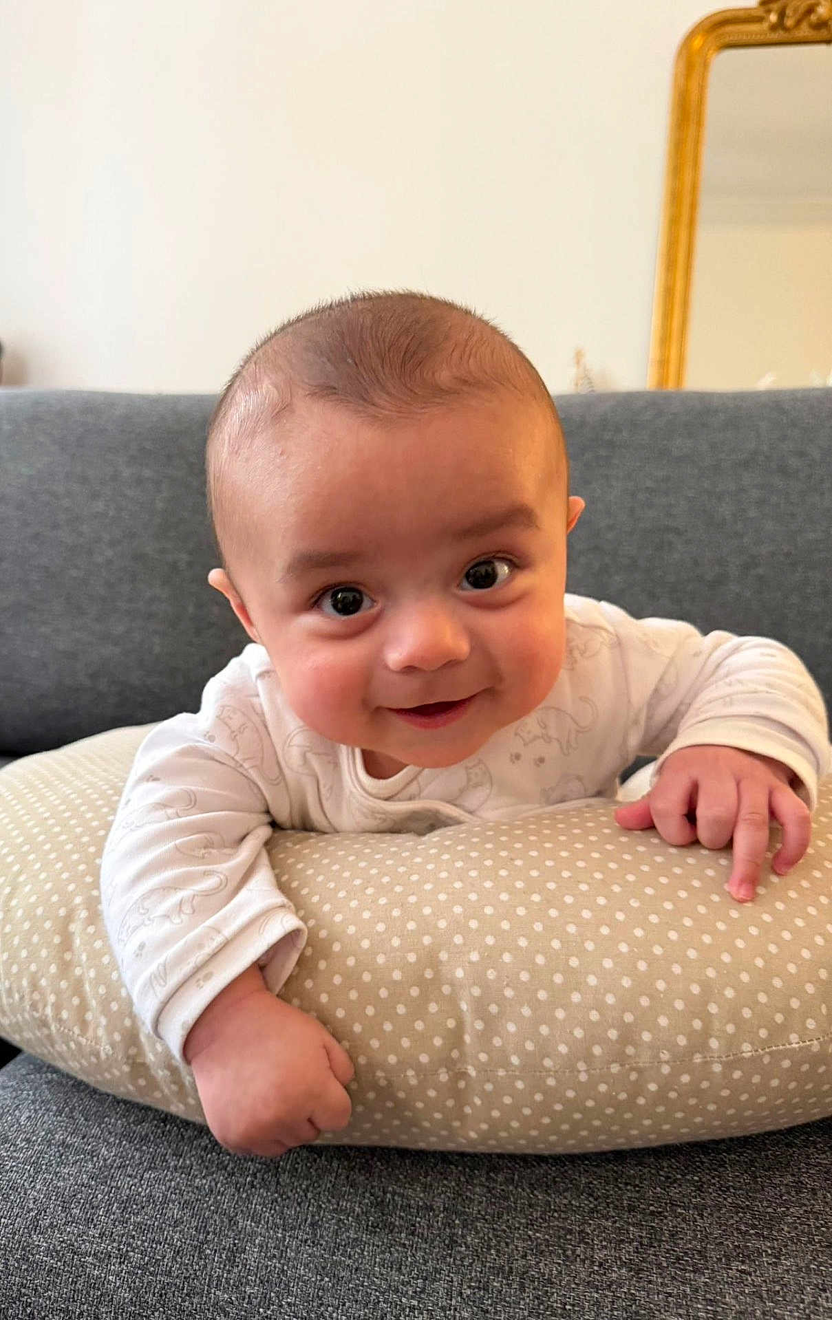 Maximiliano a rejoint le concours — aidez-le/la à gagner de superbes lots ! baby, infant, smile, face, couch, pillow, polka_dot, hand, indoor, mirror, expression, cute, child, person, white_clothing, skin, head, eyes, happy, home