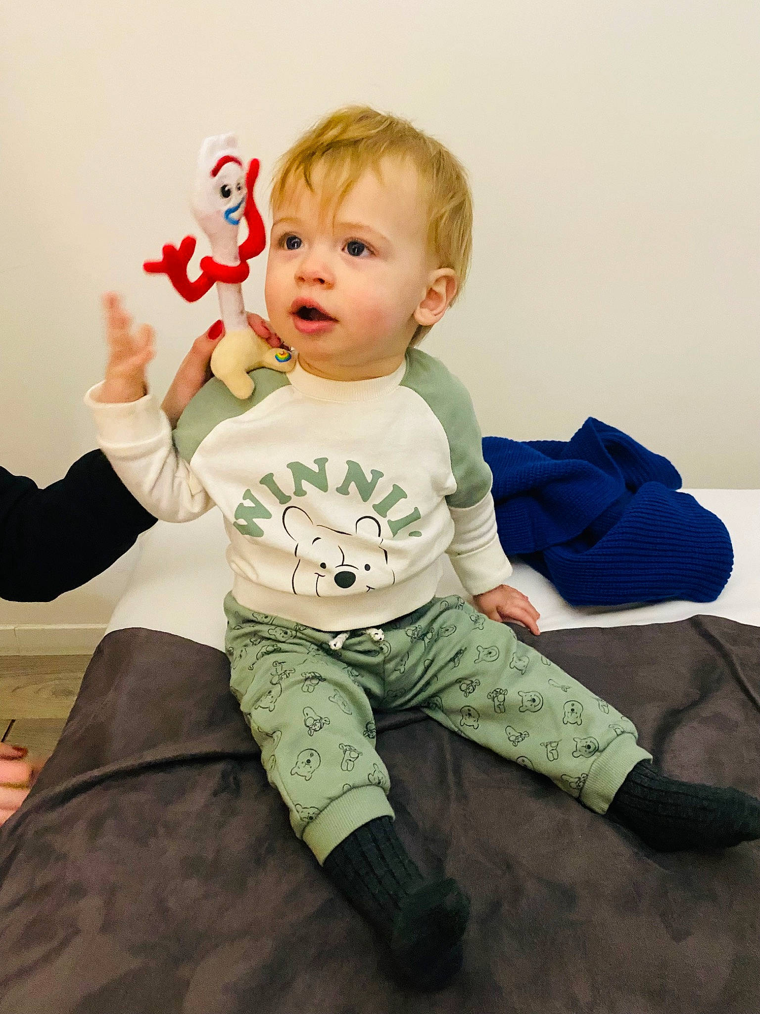 Andréo a rejoint le concours — aidez-le/la à gagner de superbes lots ! baby, baby_toddler_clothing, cheek, comfort, eye, flash_photography, gesture, happy, human_body, joint, knee, leg, person, shoulder, sitting, skin, sleeve, sock, t_shirt, thigh