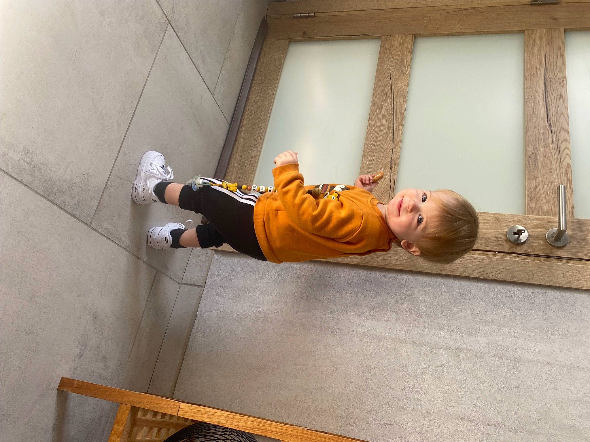 Andréo a rejoint le concours — aidez-le/la à gagner de superbes lots ! balance, ceiling, child, cleanliness, concrete, flooring, fun, hardwood, hat, outdoor_shoe, person, recreation, room, toddler, wood