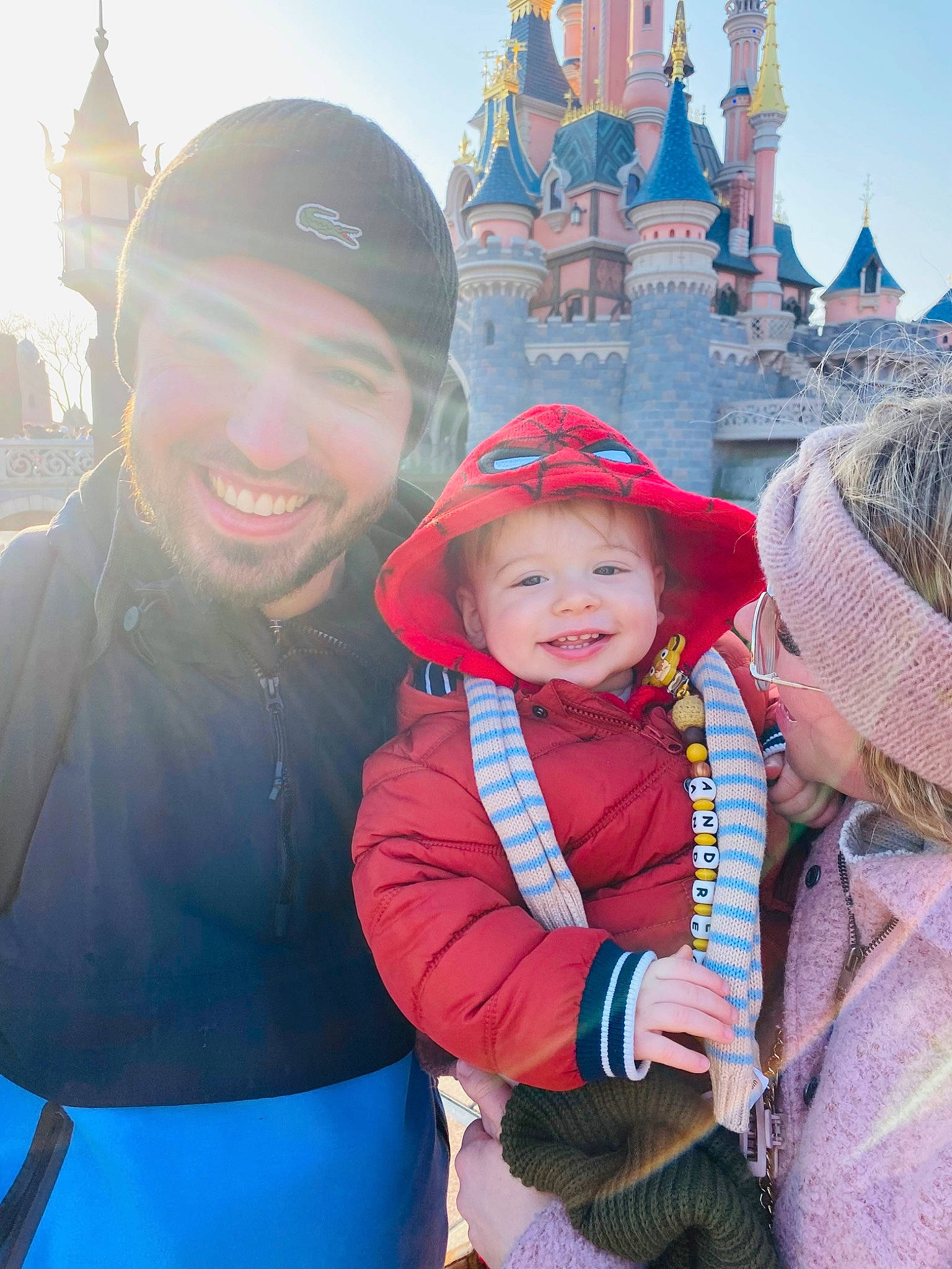 Andréo a rejoint le concours — aidez-le/la à gagner de superbes lots ! baseball_cap, cap, event, freezing, fun, happy, hat, headgear, headwear, joy, leisure, people, person, recreation, sky, smile, toddler, tourism, travel, tree