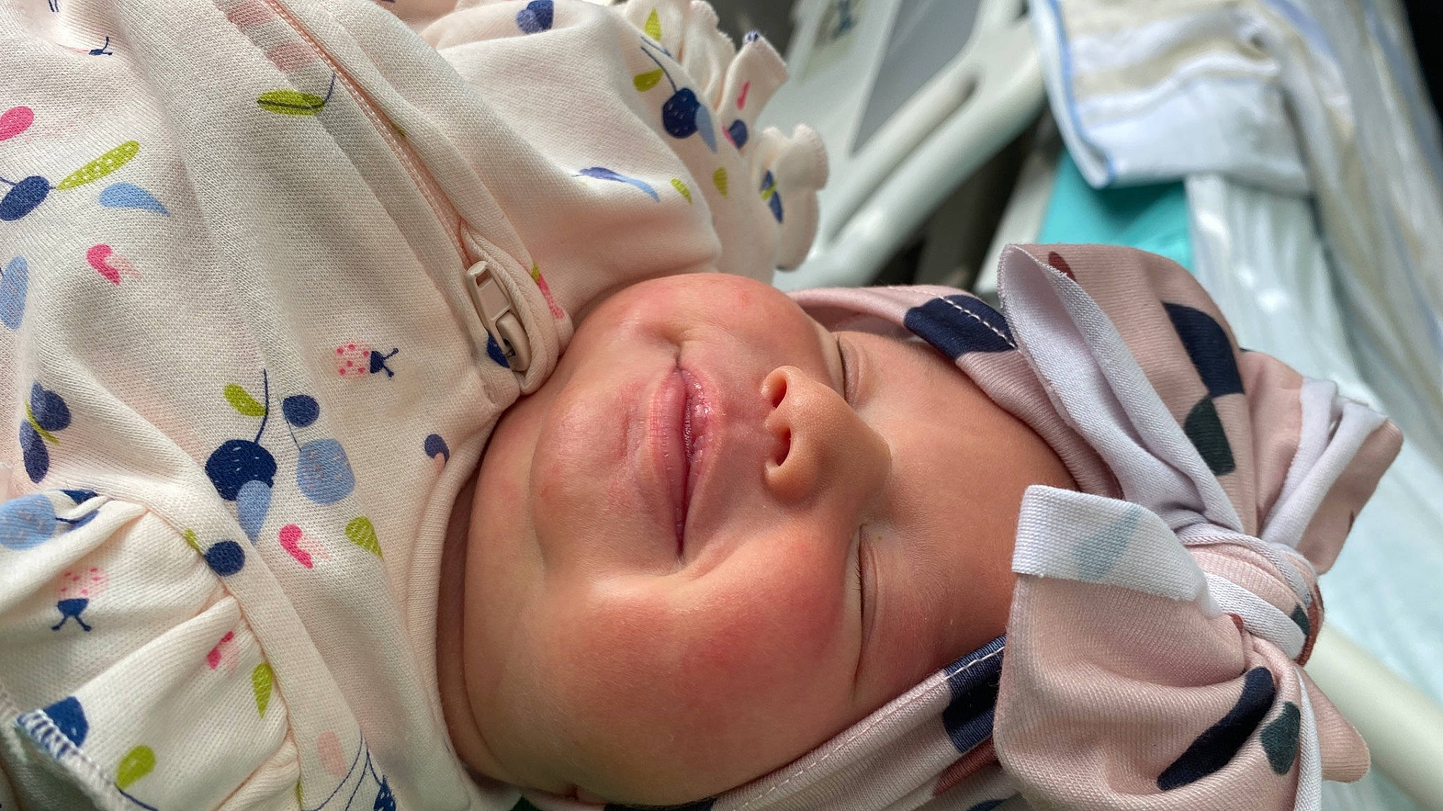 Cynelle a rejoint le concours — aidez-le/la à gagner de superbes lots ! baby, baby_sleeping, cheek, chin, comfort, eye, eyebrow, eyelash, face, glasses, hand, head, headgear, headwear, human_body, mouth, neck, nose, person, skin