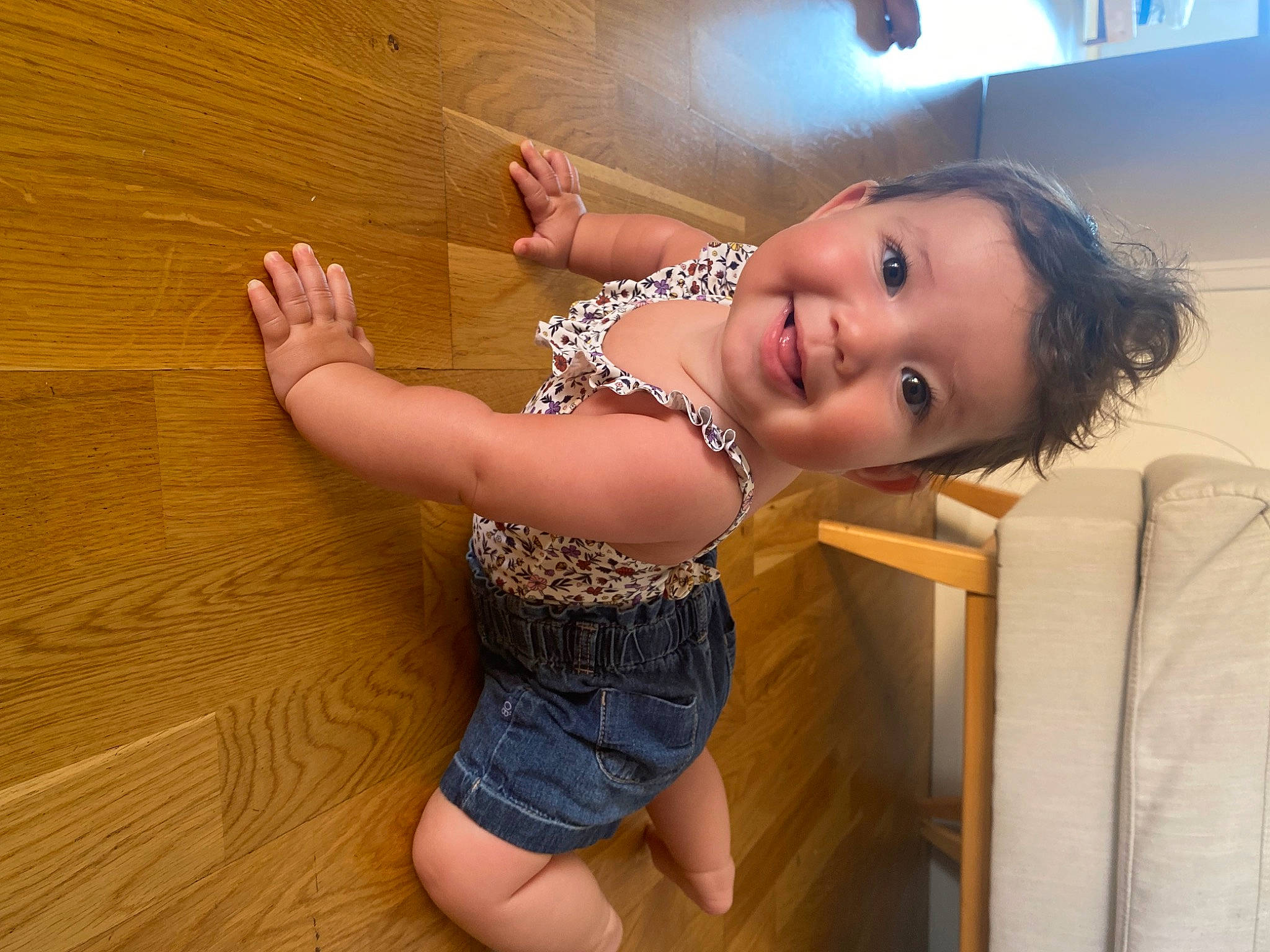 Synelle a rejoint le concours — aidez-le/la à gagner de superbes lots ! elbow, eye, face, finger, flash_photography, gesture, hand, happy, human_body, joy, leg, mouth, neck, person, shoulder, skin, smile, thigh, toddler, trunk