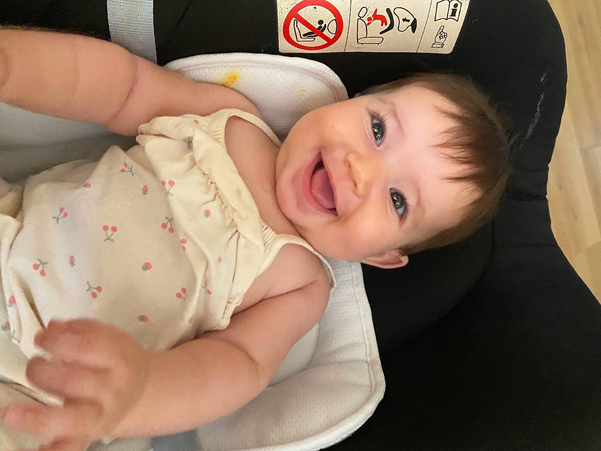 Synelle a rejoint le concours — aidez-le/la à gagner de superbes lots ! arm, baby, baby_toddler_clothing, cheek, child, comfort, face, finger, flash_photography, gesture, hand, happy, headgear, joy, lip, nose, person, product, skin, sleeve