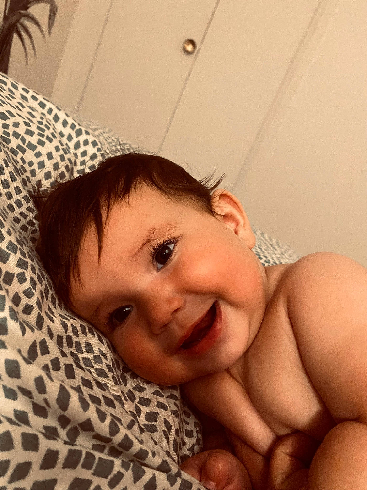 Synelle a rejoint le concours — aidez-le/la à gagner de superbes lots ! cheek, chest, comfort, eye, eyebrow, eyelash, face, facial_expression, finger, gesture, happy, joy, lip, mouth, muscle, neck, nose, person, skin, smile