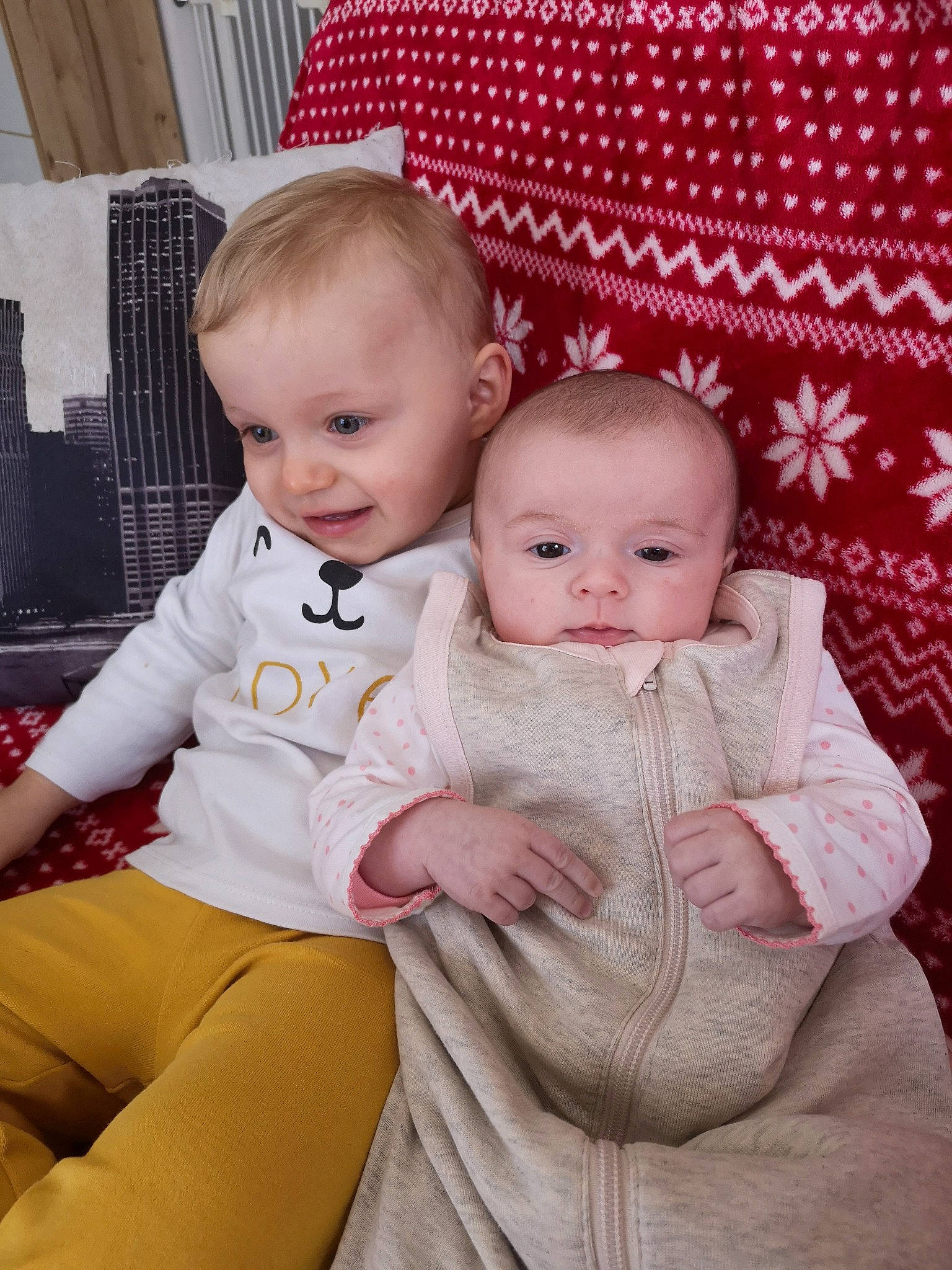 Elza a rejoint le concours — aidez-le/la à gagner de superbes lots ! baby, cheek, child, daughter, face, family, iris, lap, people, person, pink, sibling, sitting, skin, smile, toddler