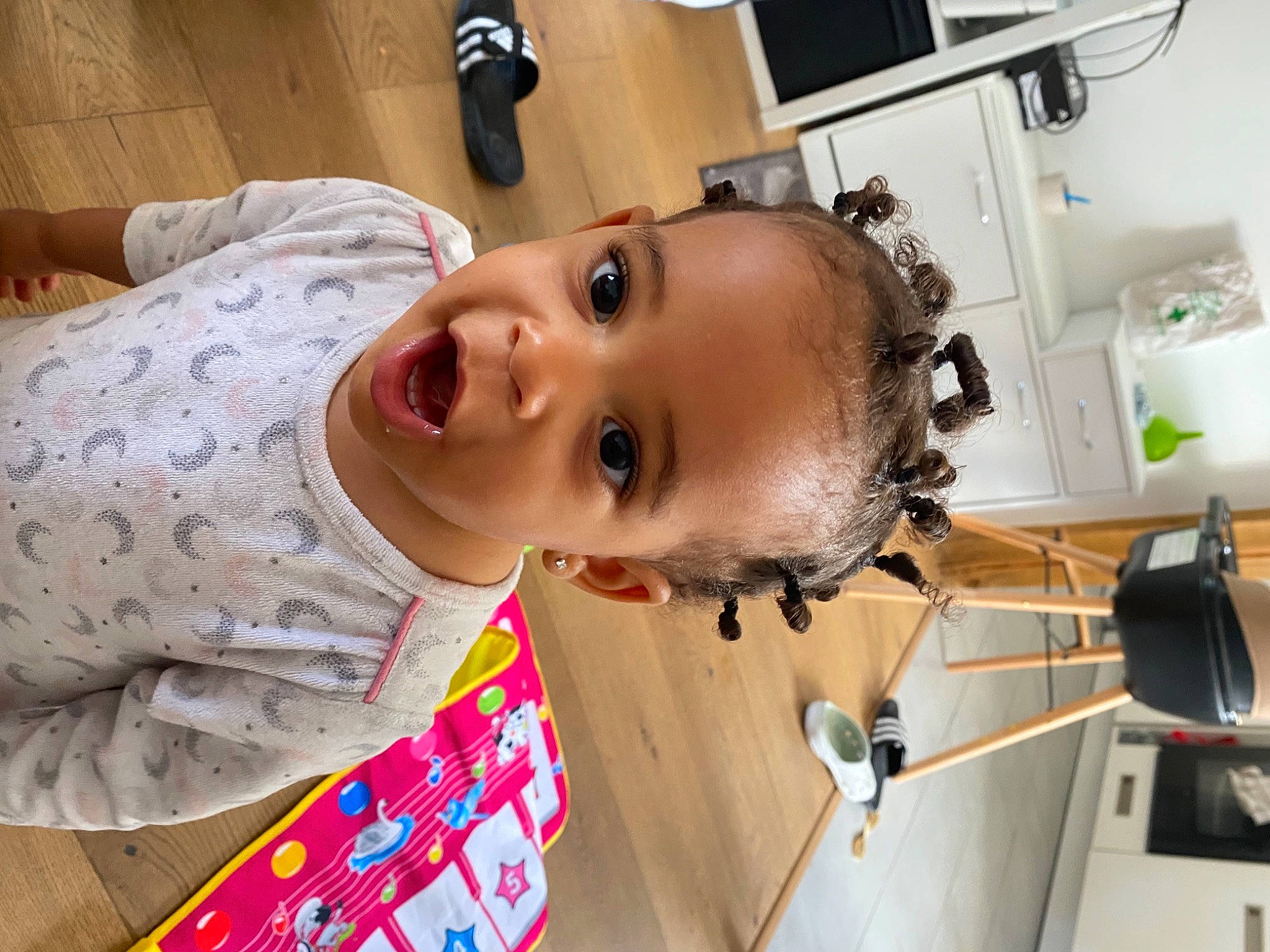 Corine participe au concours pour gagner de l'argent avec cette photo : baby, baby_products, baby_toddler_clothing, cheek, child, eyelash, fun, happy, home_appliance, kitchen, kitchen_appliance, mouth, nose, person, picture_frame, refrigerator, room, skin, smile, toddler