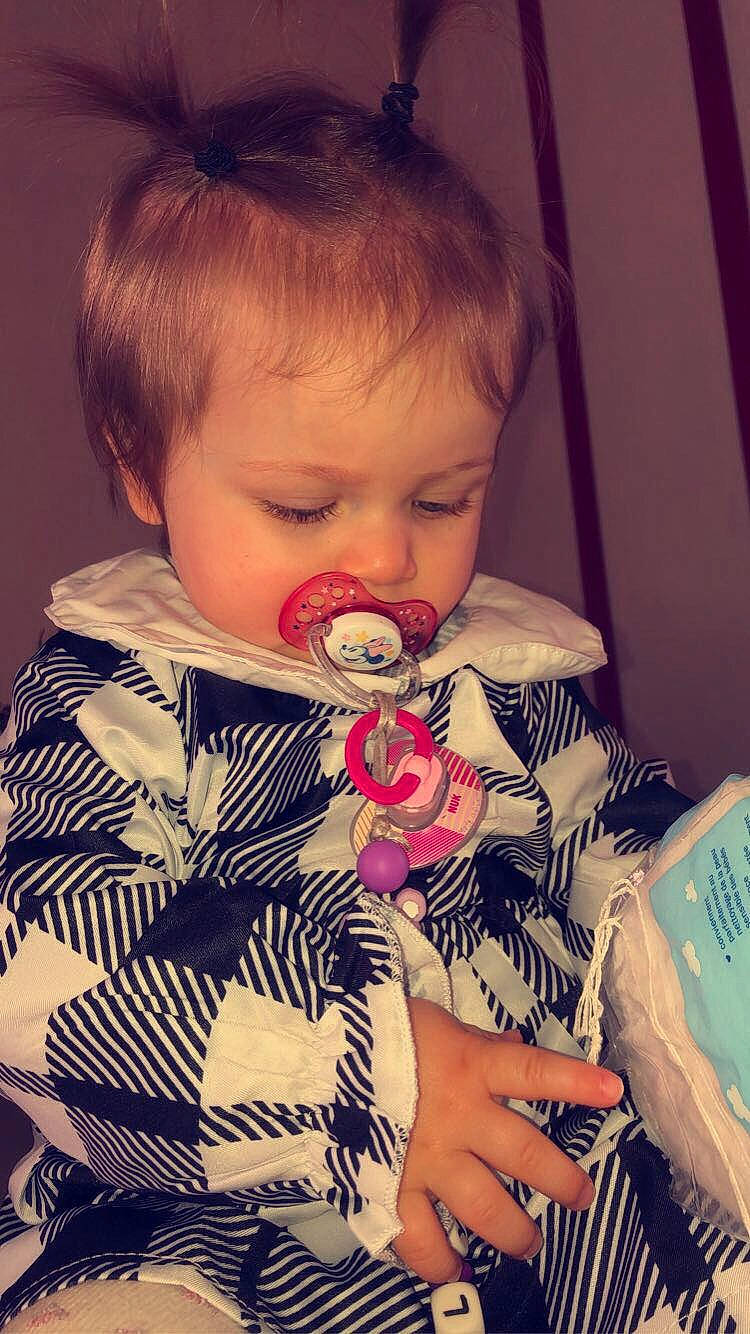 Lyna a rejoint le concours — aidez-le/la à gagner de superbes lots ! arm, baby_toddler_clothing, cheek, chin, ear, eyelash, facial_expression, hair, hairstyle, hand, human, human_body, lip, mammal, mouth, neck, nose, organ, person, skin