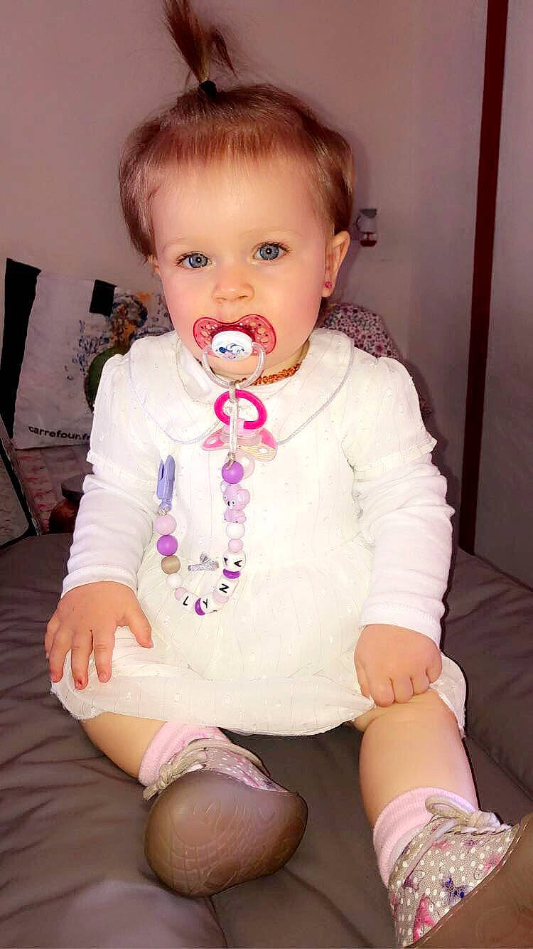 Lyna participe au concours pour gagner de l'argent avec cette photo : arm, baby_toddler_clothing, cheek, clothing, eye, eyebrow, eyelash, face, head, human_body, iris, lip, mouth, neck, nose, person, pink, shoulder, skin, sleeve