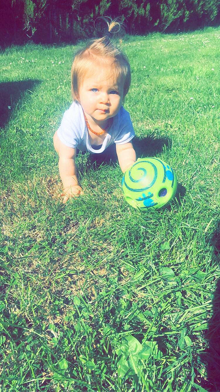 Lyna a rejoint le concours — aidez-le/la à gagner de superbes lots ! baby, baby_toddler_clothing, ball, child, electric_blue, flooring, football, fun, grass, grass_family, groundcover, happy, lawn, people_in_nature, person, plant, recreation, soccer_ball, sports_equipment, toddler