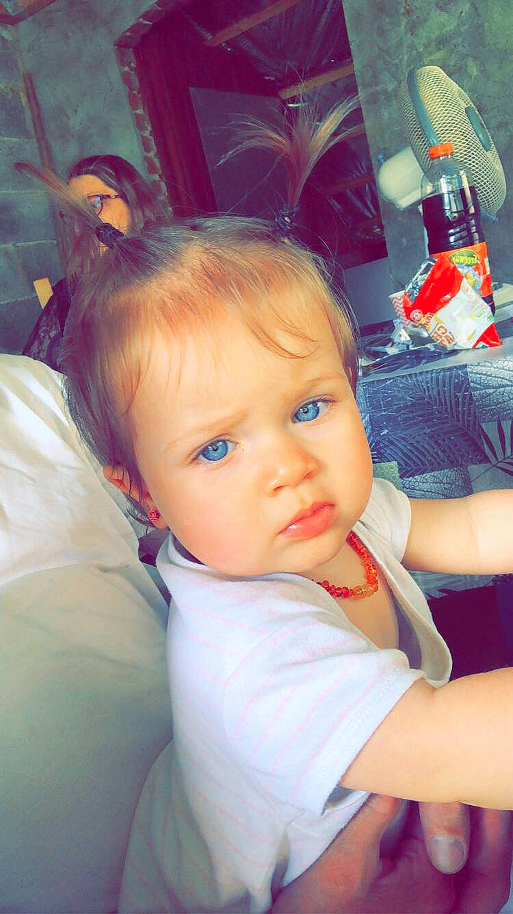 Lyna participe au concours pour gagner de l'argent avec cette photo : arm, bird, cheek, chin, comfort, cool, ear, eye, eyebrow, eyelash, finger, happy, human_body, iris, mammal, mouth, neck, nose, person, shoulder