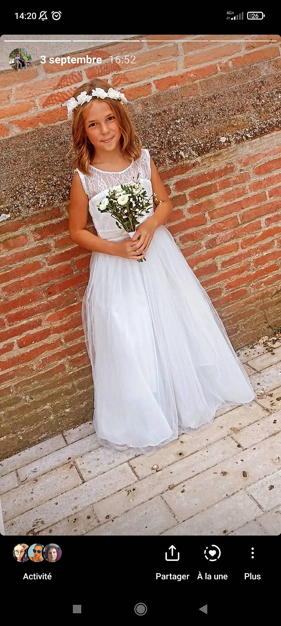 Lysia participe au concours pour gagner de l'argent avec cette photo : arm, bridal_accessory, bridal_clothing, bridal_party_dress, bride, clothing, day_dress, dress, fashion_design, flower, formal_wear, gown, hair, happy, joy, one_piece_garment, person, plant, smile, textile