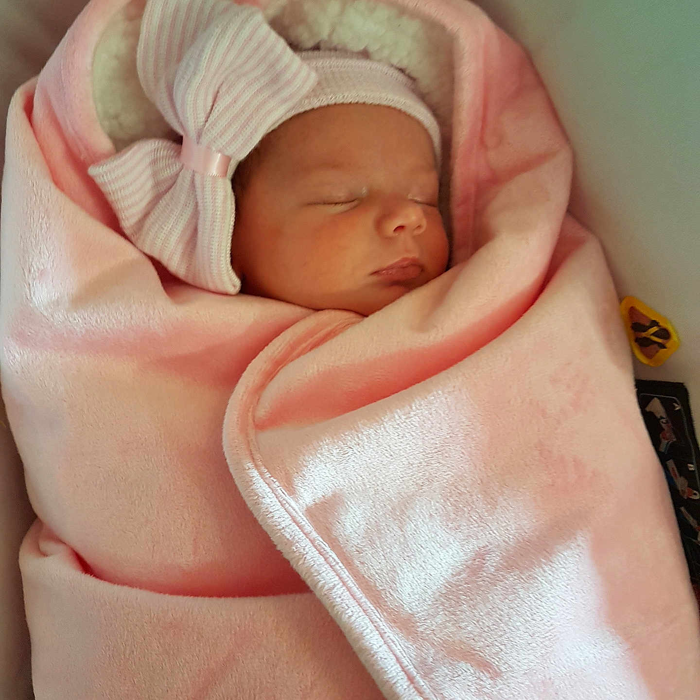 Emma a rejoint le concours — aidez-le/la à gagner de superbes lots ! child, girl, hand, infant, pink, product, skin, sleep
