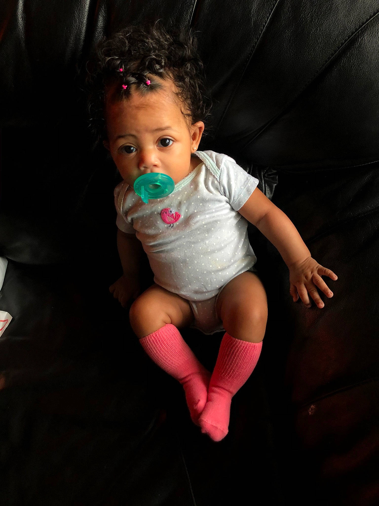 Caloni is registered to the contest to win money with this photo: arm, baby, beauty, cheek, child, eye, finger, green, hand, head, iris, joint, leg, lip, person, photography, pink, skin, smile, standing