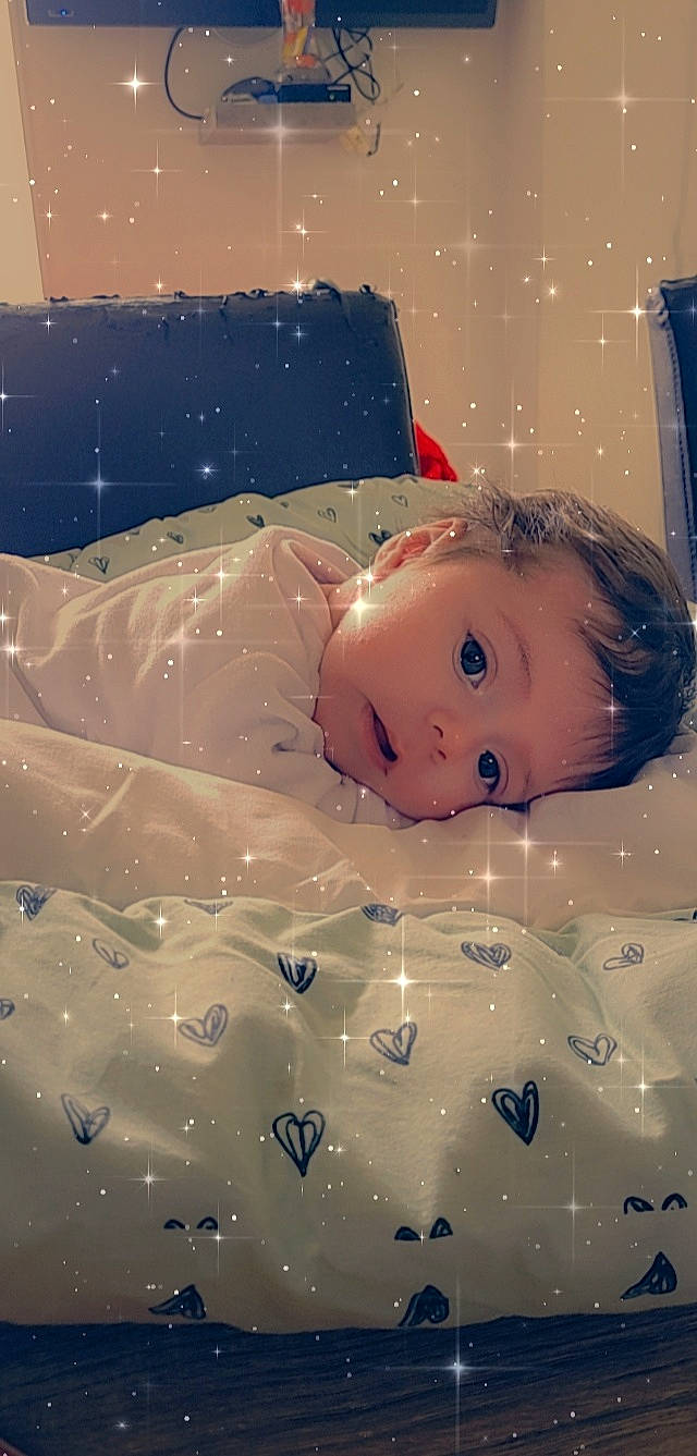 Kim participe au concours pour gagner de l'argent avec cette photo : art, baby, bathing, child, christmas, eye, fun, glass, hair, happy, human_body, material_property, nose, ornament, person, plastic, room, space, textile, toddler