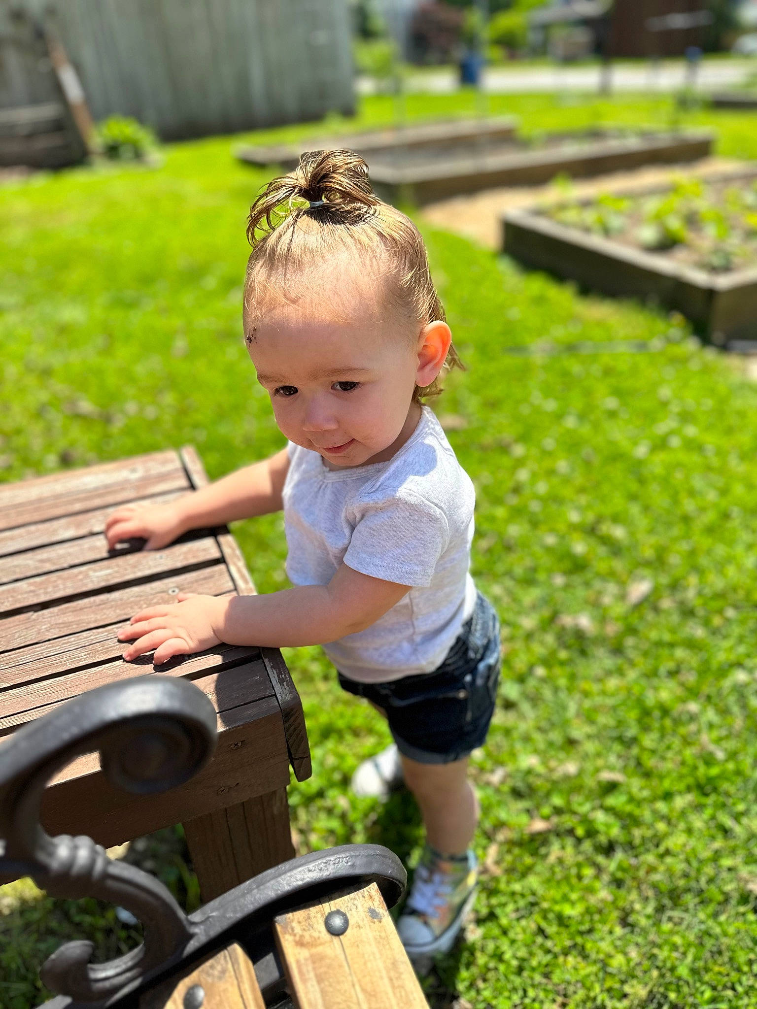 Khaleesi is registered to the contest to win money with this photo: baby, baby_toddler_clothing, bench, child, city, fun, garden, grass, happy, lawn, leisure, outdoor_furniture, people_in_nature, person, plant, recreation, shorts, sitting, summer, toddler