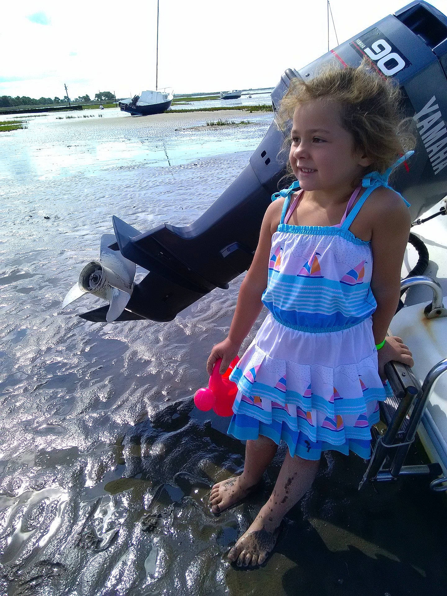 Soelie participe au concours pour gagner de l'argent avec cette photo : car, child, fun, girl, person, recreation, smile, summer, toddler, vacation, water
