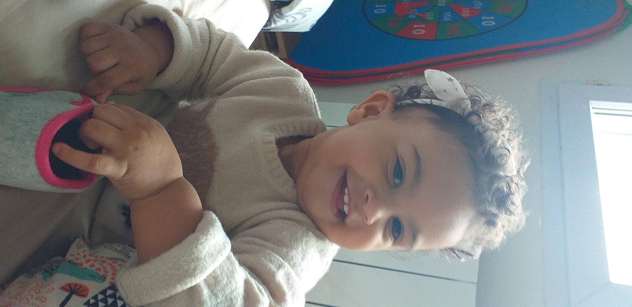 Alya a rejoint le concours — aidez-le/la à gagner de superbes lots ! baby, child, facial_expression, fun, gesture, hairstyle, hand, happy, hat, human, joy, leisure, mouth, nose, organ, person, sitting, skin, smile, thumb