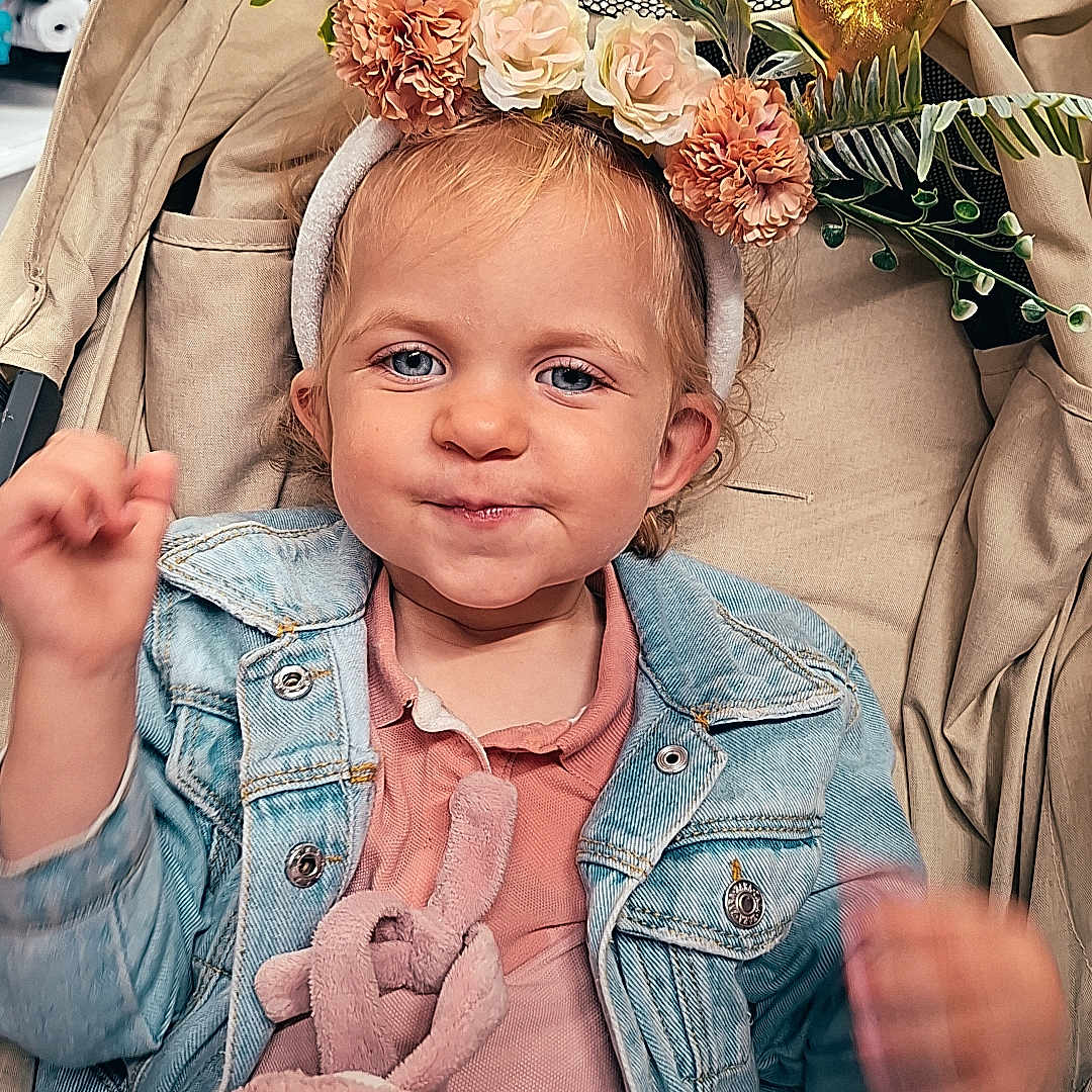 Zoé a rejoint le concours — aidez-le/la à gagner de superbes lots ! baby, bodypart, clothing, coat, face, finger, flower, flowerarrangement, flowerbouquet, hand, happy, hat, head, jacket, pants, person, photography, plant, portrait, smile