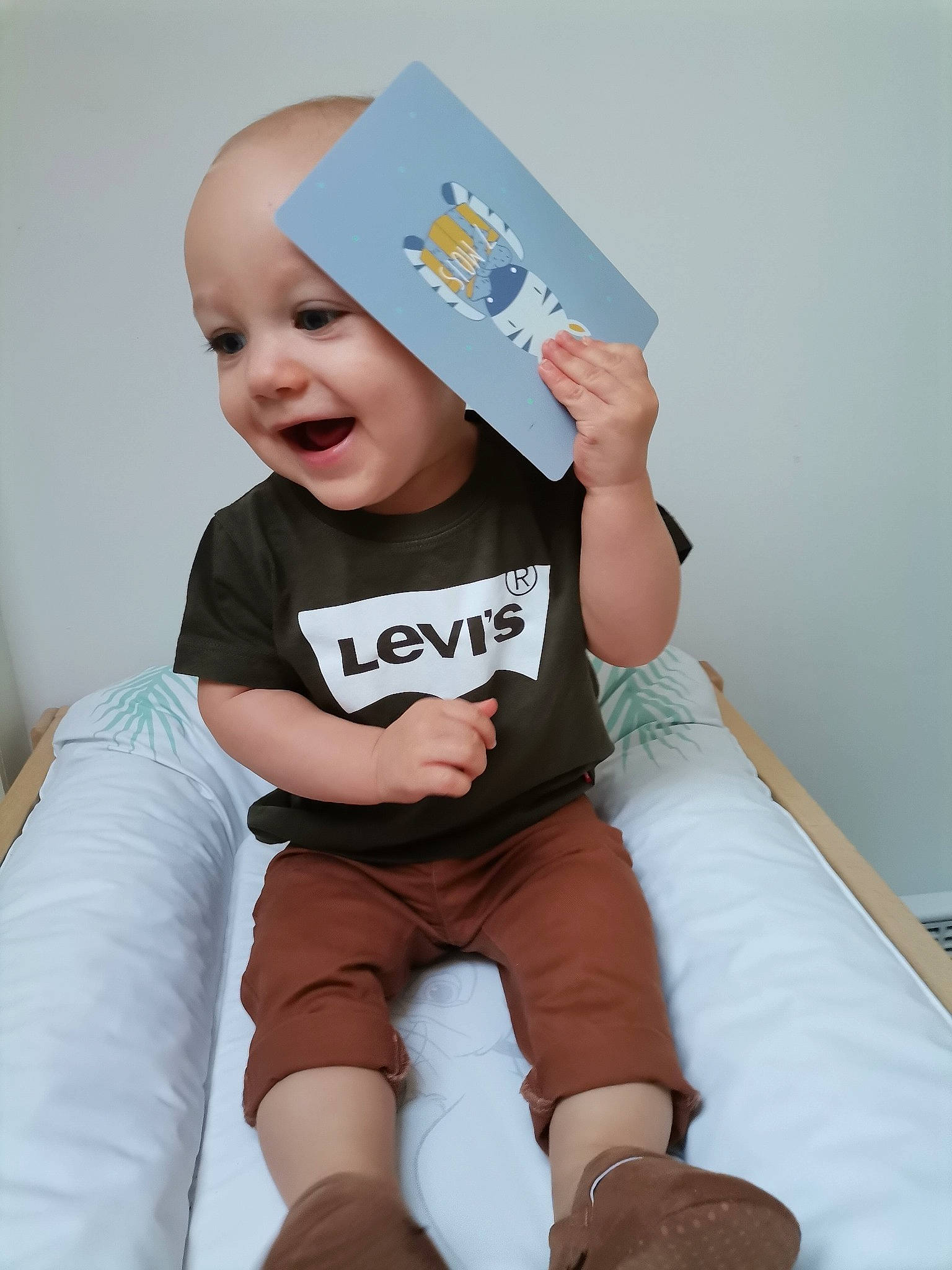 Axel participe au concours pour gagner de l'argent avec cette photo : baby, baby_toddler_clothing, cap, comfort, elbow, finger, happy, hat, human_leg, knee, leg, person, shorts, sleeve, smile, sock, t_shirt, thigh, toddler, watch