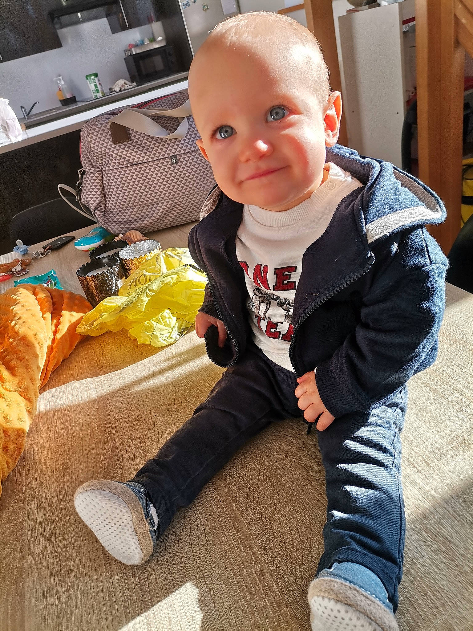 Axel participe au concours pour gagner de l'argent avec cette photo : baby, baby_toddler_clothing, child, comfort, flooring, fun, fur, happy, head, home_appliance, joy, living_room, person, room, sitting, sleeve, smile, sportswear, t_shirt, television