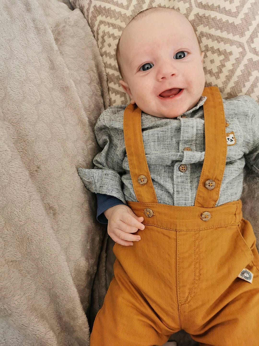 Axel a rejoint le concours — aidez-le/la à gagner de superbes lots ! baby, baby_toddler_clothing, blazer, bow_tie, cheek, child, collar, dress_shirt, eye, face, happy, head, jacket, neck, outerwear, person, skin, sleeve, smile, textile