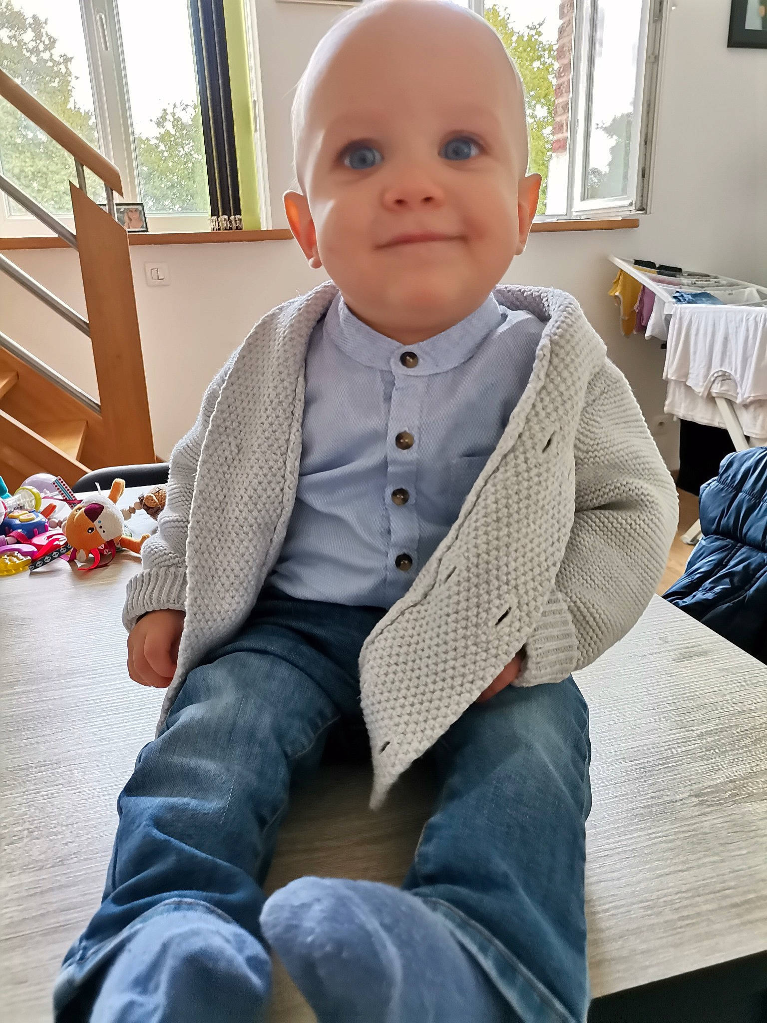 Axel participe au concours pour gagner de l'argent avec cette photo : baby, baby_toddler_clothing, cheek, child, clothing, comfort, denim, floor, flooring, happy, jeans, joy, knee, pattern, person, picture_frame, sitting, sleeve, smile, toddler