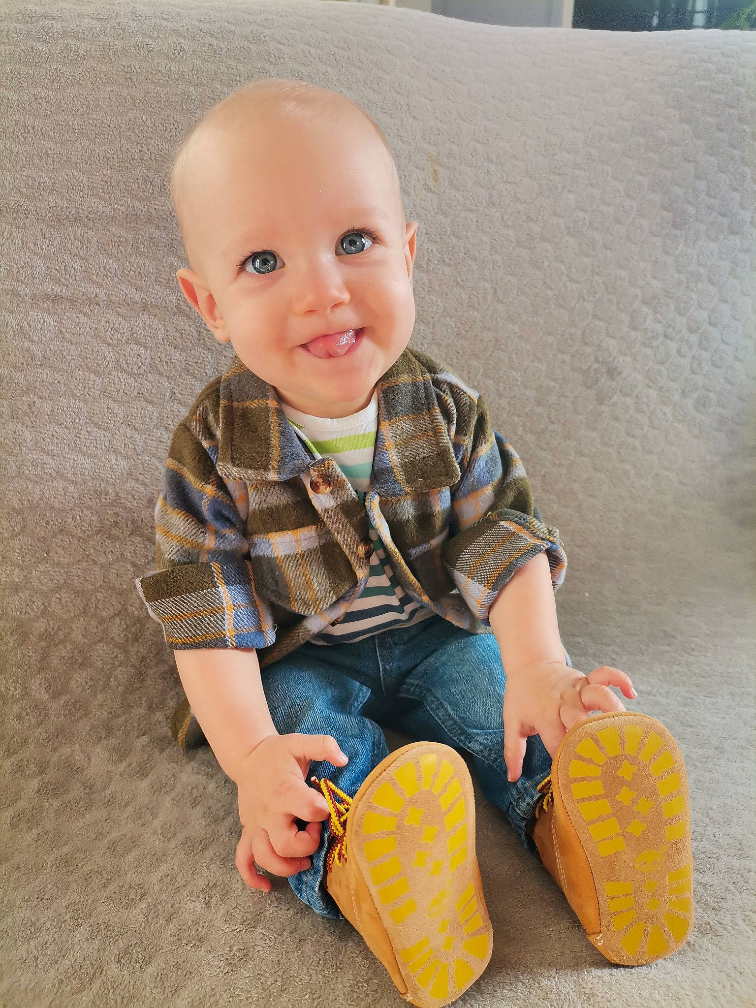 Axel a rejoint le concours — aidez-le/la à gagner de superbes lots ! baby, baby_toddler_clothing, bag, child, comfort, denim, flooring, fun, happy, joy, luggage_and_bags, orange, pattern, person, sitting, sleeve, smile, t_shirt, toddler, toy