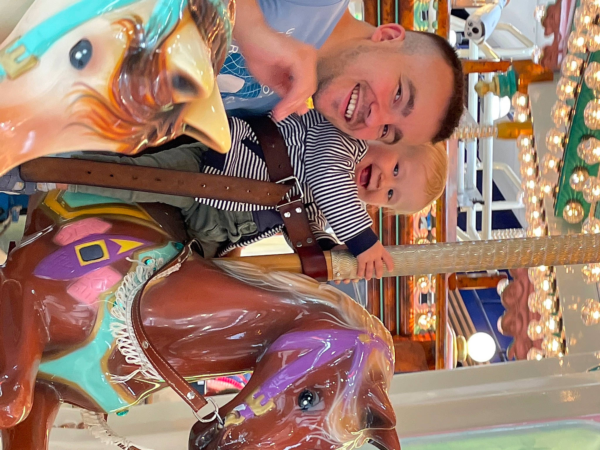 Lenzo a rejoint le concours — aidez-le/la à gagner de superbes lots ! amusement_park, amusement_ride, art, carousel, child, event, fictional_character, fun, happy, illustration, joy, leisure, nonbuilding_structure, party_supply, person, recreation, smile, textile, toddler, toy