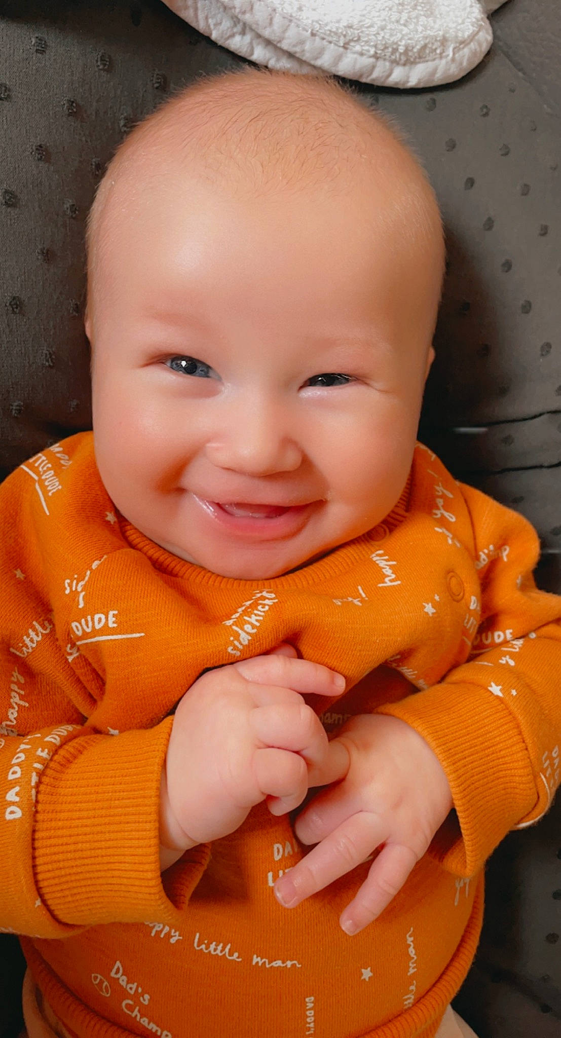 Lenzo a rejoint le concours — aidez-le/la à gagner de superbes lots ! arm, baby_toddler_clothing, cheek, chin, eye, eyebrow, face, facial_expression, happy, head, joy, lip, mouth, neck, nose, orange, person, product, skin, sleeve