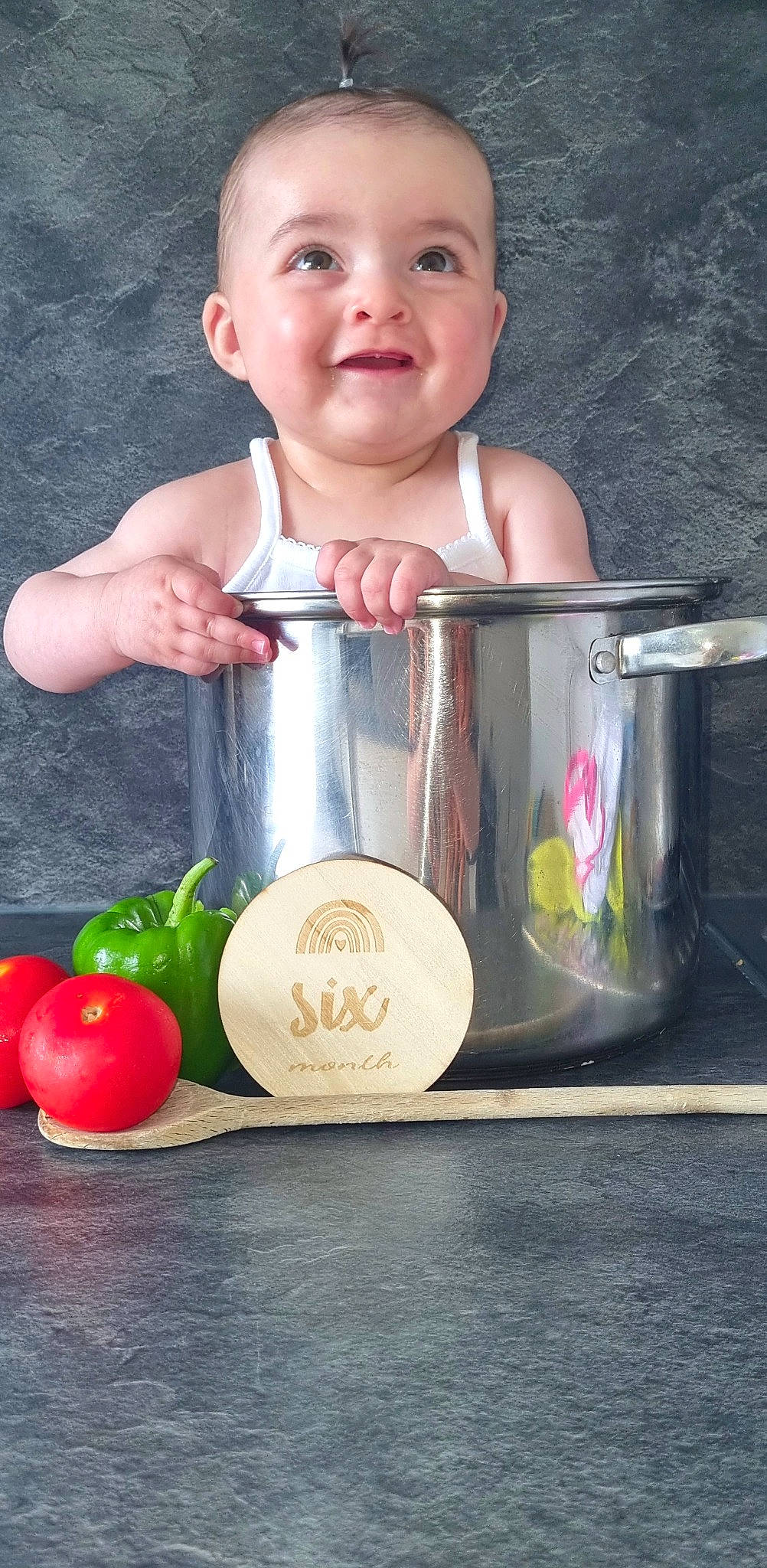 Melya a rejoint le concours — aidez-le/la à gagner de superbes lots ! apple, baby, baby_products, baby_toddler_clothing, cherry_tomatoes, child, drinkware, food, food_group, fruit, happy, joy, local_food, natural_foods, person, produce, smile, superfood, tableware, toddler