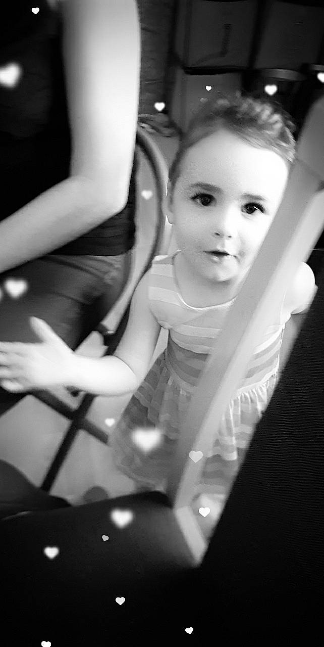 Hallya a rejoint le concours — aidez-le/la à gagner de superbes lots ! beauty, black, black_and_white, child, flash_photography, monochrome, monochrome_photography, person, photograph, photography, smile, snapshot, style, white