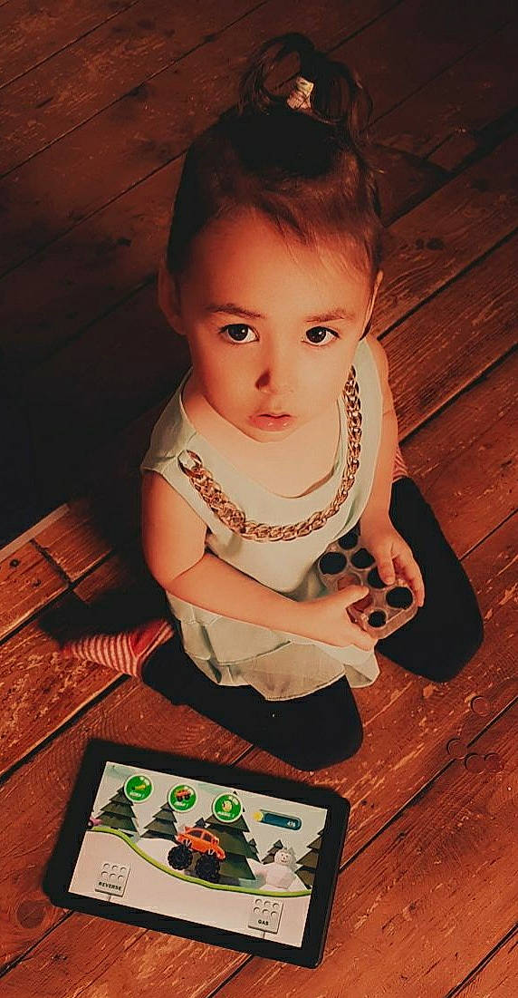 Hallya participe au concours pour gagner de l'argent avec cette photo : baby, cheek, child, person, play, toddler