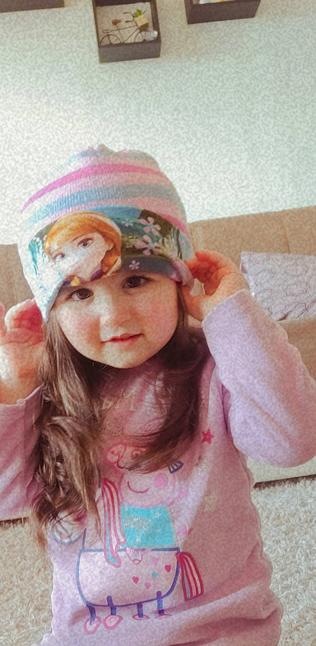 Lavine a rejoint le concours — aidez-le/la à gagner de superbes lots ! art, cap, chin, clothing, ear, eyebrow, eyelash, eyewear, finger, gesture, happy, headgear, headwear, iris, lip, mouth, neck, paint, person, pink