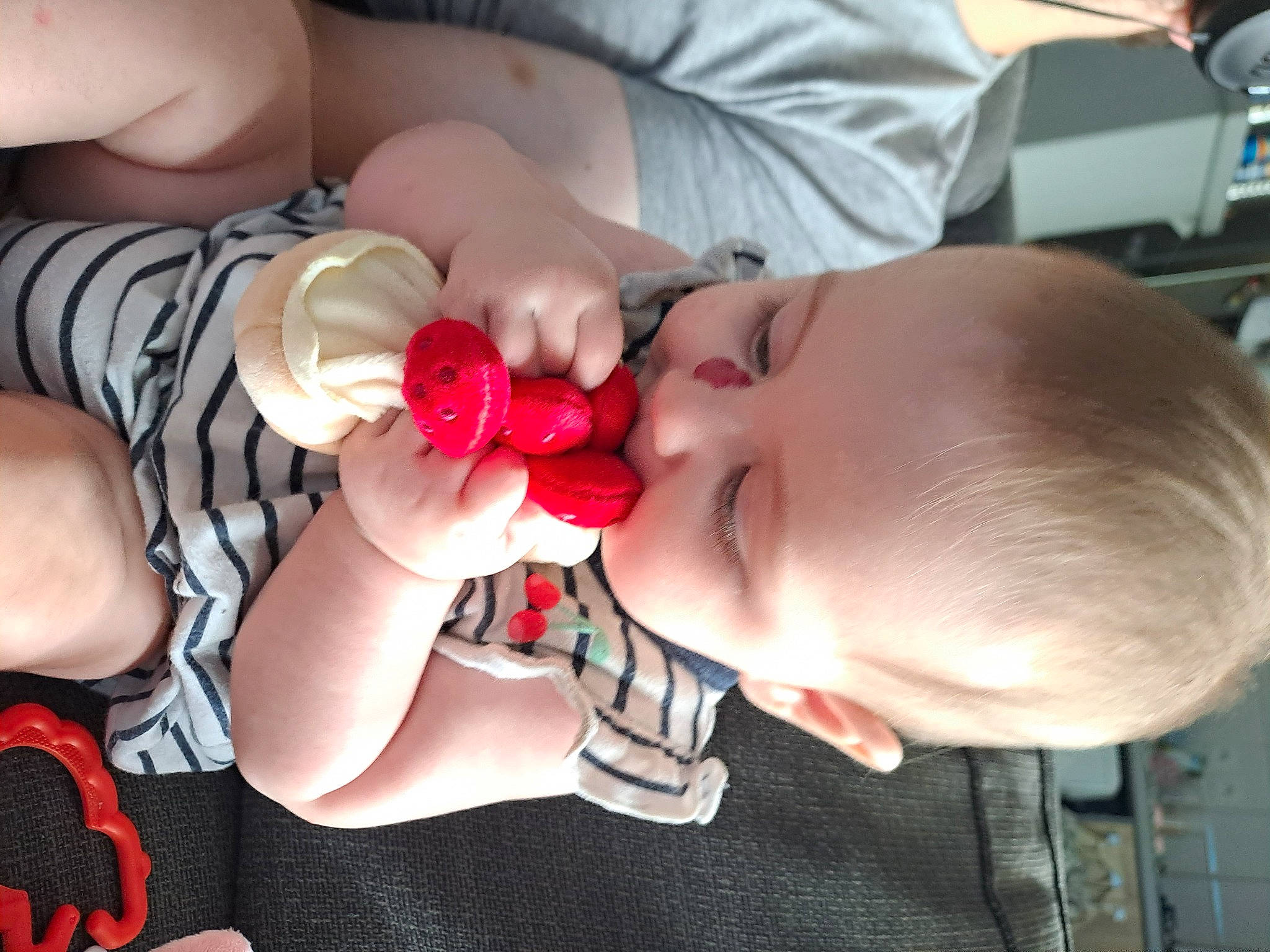 Romane participe au concours pour gagner de l'argent avec cette photo : baby, baby_toddler_clothing, cheek, chest, ear, eyelash, finger, fun, gesture, hand, happy, lip, mouth, nail, neck, nose, person, skin, smile, thumb