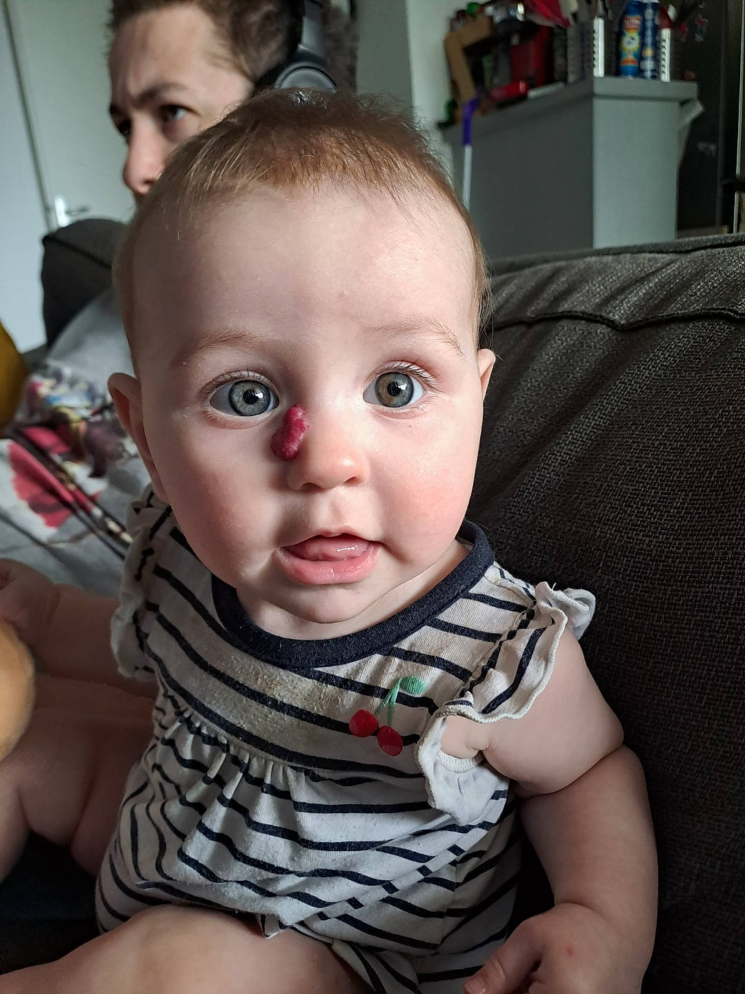 Romane participe au concours pour gagner de l'argent avec cette photo : baby, baby_toddler_clothing, cheek, chin, comfort, ear, eye, eyebrow, eyelash, face, flash_photography, hairstyle, head, iris, mammal, mouth, neck, nose, person, skin